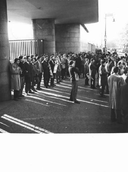 Sciopero dei lavoratori della Innocenti - Ingresso della fabbrica - Picchetto lavoratori e studenti - Forze dell'ordine - Cartelli di sciopero Fiom Cgil, Fim Cisl