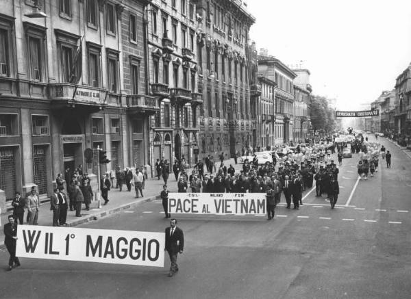 Festa dei lavoratori - Manifestazione del primo maggio - Corteo in corso Venezia - Banda musicale - Carabinieri - Striscioni