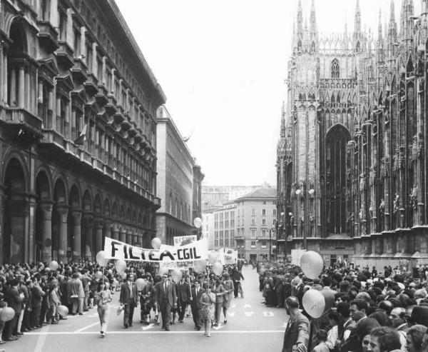 Festa dei lavoratori - Manifestazione del primo maggio - Arrivo del corteo in Piazza del Duomo - Striscione Filtea Cgil - Folla