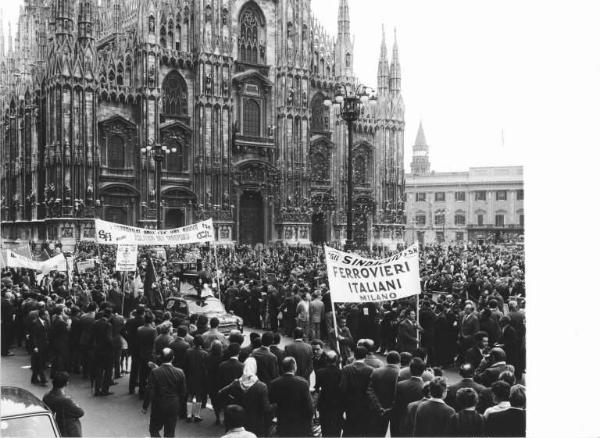 Festa dei lavoratori - Manifestazione del primo maggio - Arrivo del corteo in Piazza del Duomo - Striscione del sindacato dei ferrovieri - Folla - Il Duomo