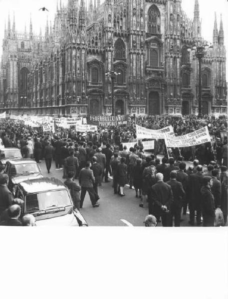 Festa dei lavoratori - Manifestazione del primo maggio - Arrivo del corteo in Piazza del Duomo - Striscioni - Folla - Il Duomo