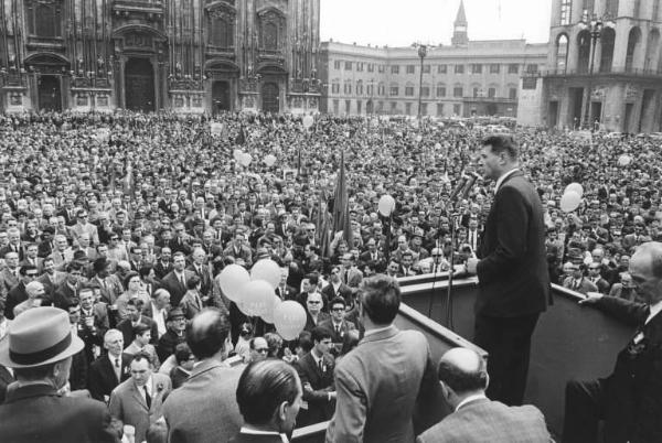 Festa dei lavoratori - Manifestazione del primo maggio - Piazza del Duomo - Comizio - Palco - Luciano Lama al microfono - Folla - Bandiere