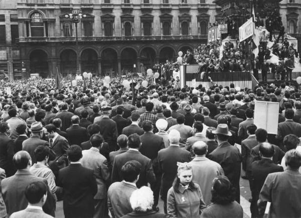 Festa dei lavoratori - Manifestazione del primo maggio - Piazza del Duomo - Comizio - Palco - Luciano Lama al microfono - Folla - Bandiere