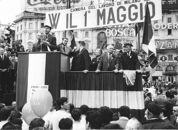Festa dei lavoratori - Manifestazione del primo maggio - Piazza del Duomo - Comizio - Palco - Ernesto Treccani al microfono - Striscione "W il 1° maggio" - Bandiere