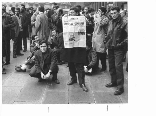 Sciopero generale per l'aumento e la riforma delle pensioni - Manifestanti in piazza del Duomo - Giovane mostra la prima pagina di "l'Unità"