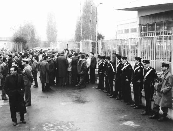 Sciopero dei lavoratori della Om Fiat - Picchetto davanti all'ingresso della fabbrica - Studenti si uniscono ai lavoratori - Schieramento delle forze dell'ordine