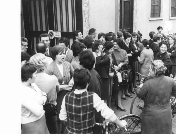 Sciopero delle lavoratrici della Coprel - Picchetto davanti all'ingresso della fabbrica