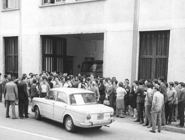 Sciopero delle lavoratrici della Coprel - Picchetto davanti all'ingresso della fabbrica