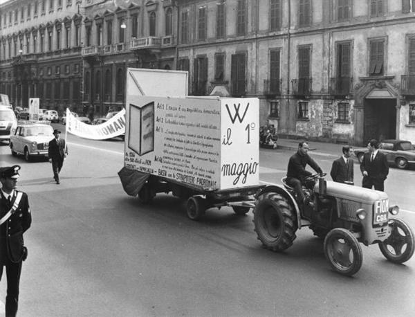 Manifestazione del primo maggio - Corteo dei lavoratori in corso Venezia - Carro trainato da un trattore - Striscione - Bandiera Fiom