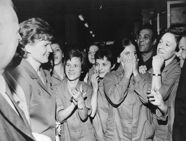 Sit Siemens - Interno - La prima cosmonauta Valentina Tereskova in visita alla fabbrica - Incontro con le lavoratrici - Operaie con grembiule da lavoro