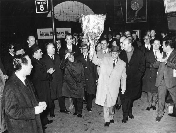 Dirigenti sindacali accolgono la delegazione sindacale del Vietnam in arrivo a Milano - Nguyen Cong Hoa saluta alzando il mazzo di fiori donato - Aldo Bonaccini alla sinistra di Nguyen Cong Hoa