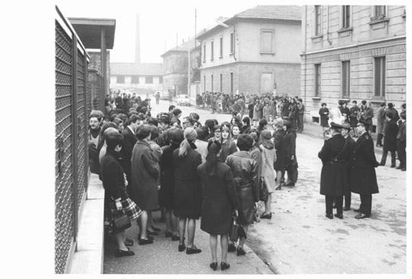 Sciopero delle lavoratrici della Icar - Picchetto davanti ai cancelli della fabbrica - Forze dell'ordine