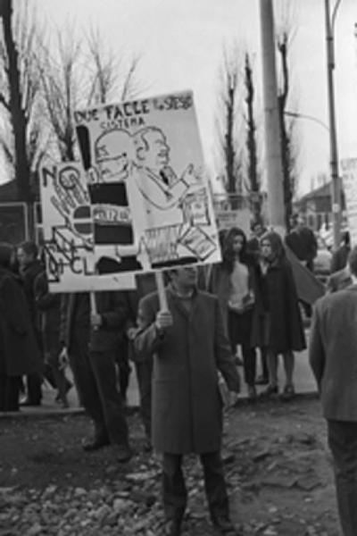 Studenti - Manifestazione contro una scuola di classe davanti alla fabbrica Pirelli - Cartelli di protesta