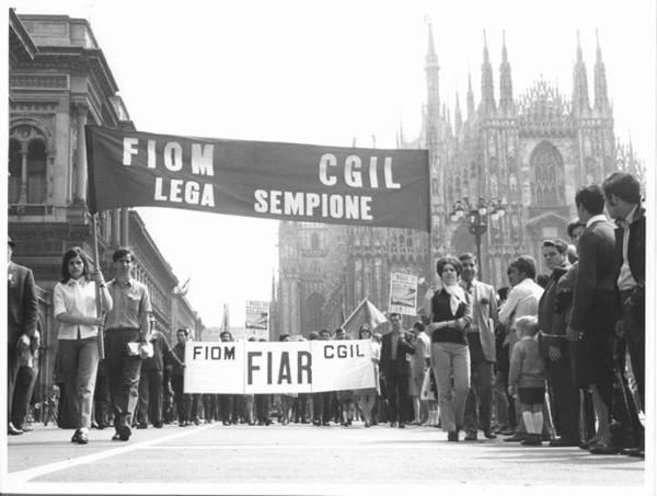 Festa dei lavoratori - Manifestazione del primo maggio - Corteo in piazza del Duomo - Spezzone lavoratori della Fiar - Il Duomo di Milano