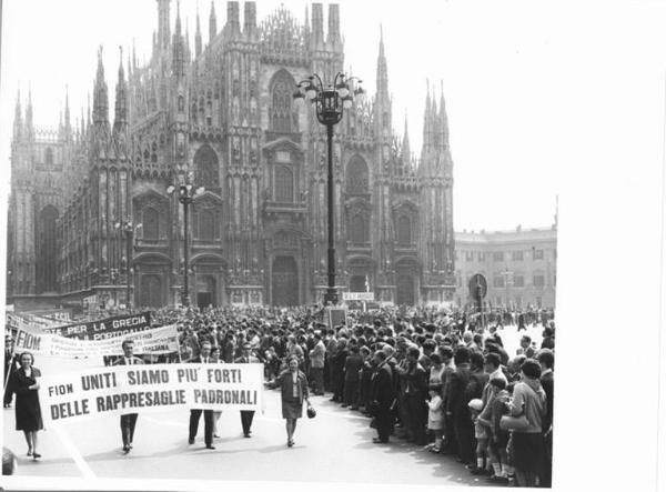 Festa dei lavoratori - Manifestazione del primo maggio - Corteo in piazza del Duomo - Striscioni Fiom - Il Duomo di Milano