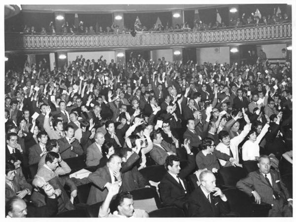 Teatro Lirico - Interno - 8° congresso della Camera Confederale del Lavoro di Milano e Provincia - Platea - Votazione per alzata di mano