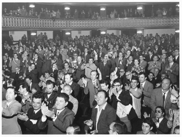 Teatro Lirico - Interno - 8° Congresso della Camera confederale del lavoro di Milano e provincia - Platea in piedi applaude