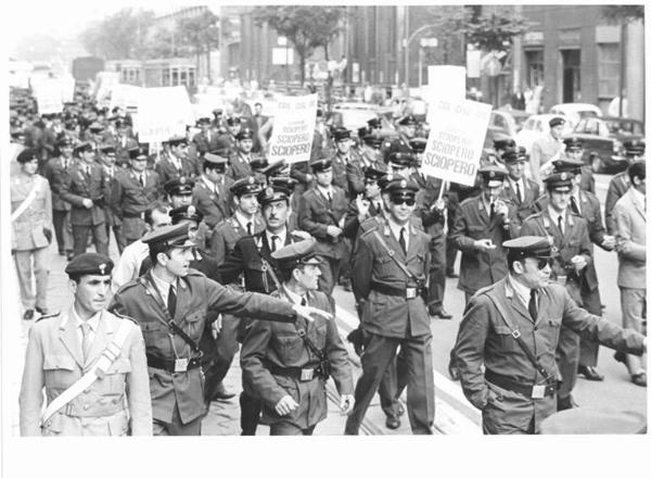 Sciopero delle guardie giurate e dei metronotte - Corteo in corso di Porta Vittoria - Lavoratori in divisa - Cartelli sindacali di sciopero - Forze dell'ordine