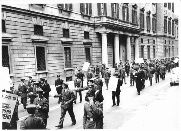 Sciopero delle guardie giurate e dei metronotte - Corteo davanti alla Prefettura - Lavoratori in divisa - Cartelli sindacali di sciopero