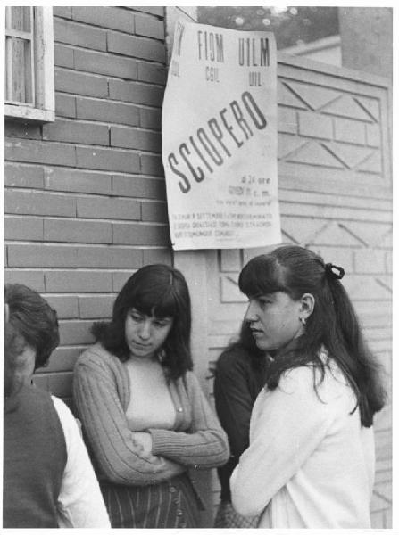 Sciopero delle lavoratrici della Dielettron - Presidio davanti alla fabbrica - Lavoratrici - Cartello Fim, Fiom, Uilm