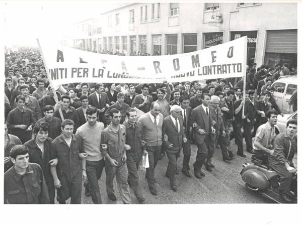 Sciopero dei lavoratori dell'Alfa Romeo per il contratto - Corteo - Operai con tuta da lavoro - Striscione