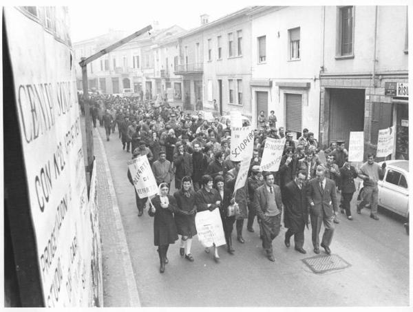 Sciopero dei lavoratori della Saffa - Corteo - In prima fila sindacalisti - Cartelli di sciopero - Lavoratori con fischietto