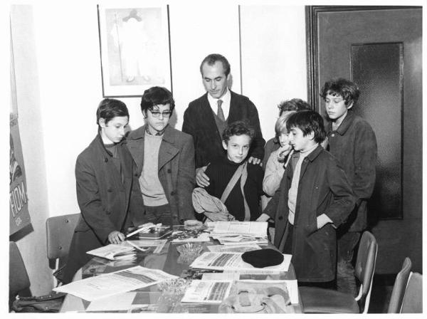 Camera del Lavoro - Interno - Incontro studenti della scuola media Umanitaria con la Fiom - Foto di gruppo - Alunni con Leonardo Banfi