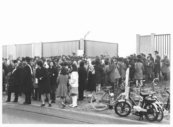 Sciopero delle lavoratrici della Mivar - Picchetto davanti ai cancelli della fabbrica - Schieramento delle forze del'ordine