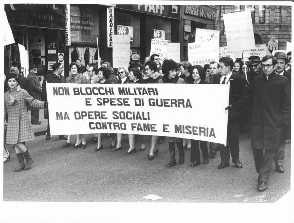Manifestazione 8 marzo per la giornata internazionale della donna - Corteo - Donne - Lauro Casadio in prima fila - Striscione - Cartelli di rivendicazione