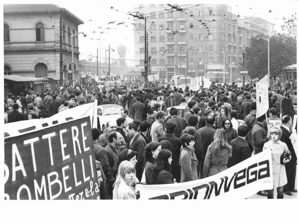 Sciopero in solidarietà con i lavoratori della Bombelli - Lavoratori in piazza Bottini a Lambrate - Striscione - Cartelli di protesta