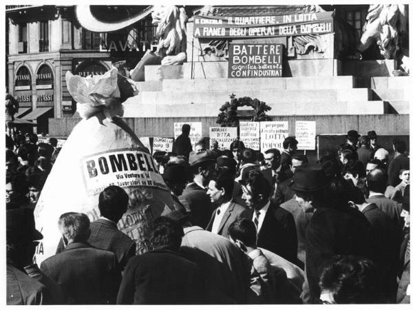 Bombelli - Presidio dei lavoratori in piazza del Duomo il giorno di Pasqua - Striscione - Cartelli di protesta - Monumento a Vittorio Emanuele II
