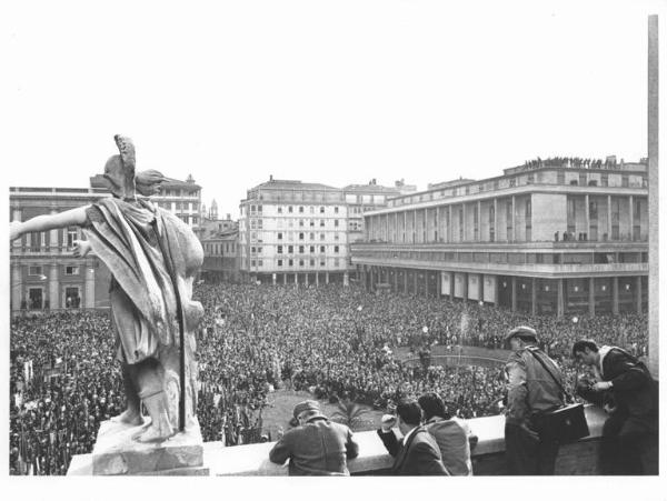 Antifascismo - Funerali di "Papà Cervi" - Piazza ripresa dall'alto - Folla di persone