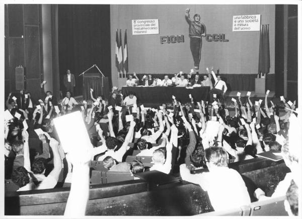 Teatro dell'Arte - Interno - VIII Congresso provinciale Fiom Cgil - Panoramica sulla sala - Tavolo della presidenza e platea - Votazione alzando un cartoncino - Parola d'ordine - Bandiere