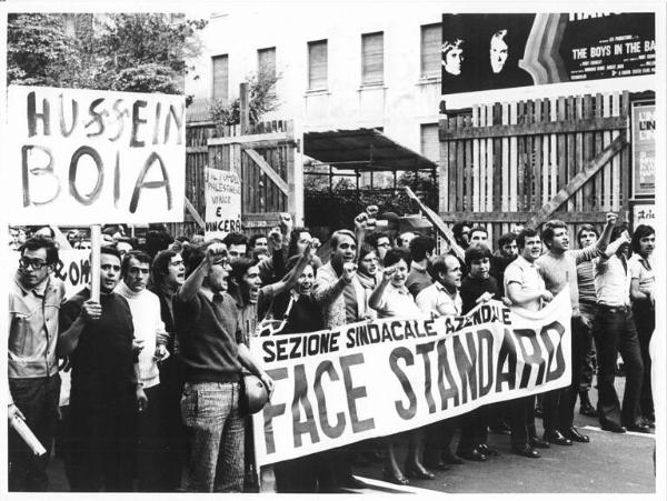 Manifestazione antifascista contro la politica americana e contro Nixon - Corteo - Spezzone lavoratori della Face Standard - Manifestanti salutano con il pugno chiuso - Striscione - Cartello