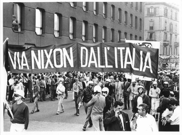 Manifestazione antifascista contro la politica americana e contro Nixon - Corteo - Manifestanti con casco - Striscione