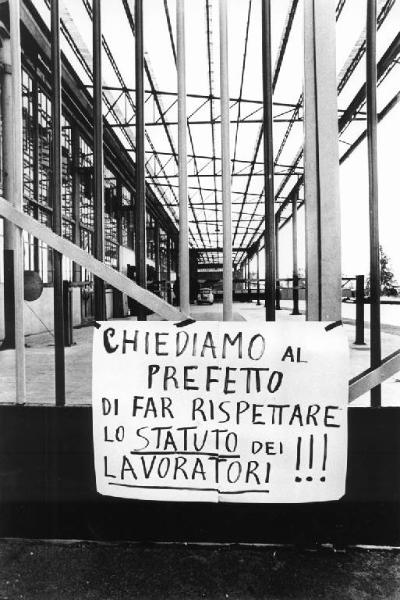Società Italiana Pompe Aturia - Cancello della fabbrica - Cartello di protesta
