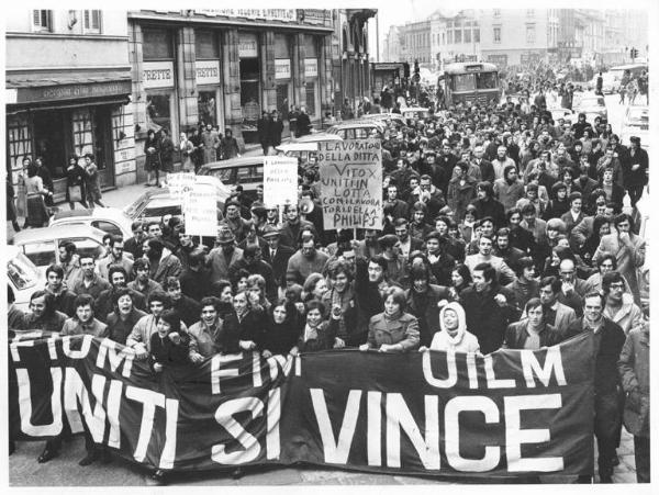 Sciopero dei lavoratori della zona di Monza in solidarietà con i lavoratori della Philips in lotta sulla piattaforma - Corteo - Striscione Fiom, Fim, Uilm - Cartelli