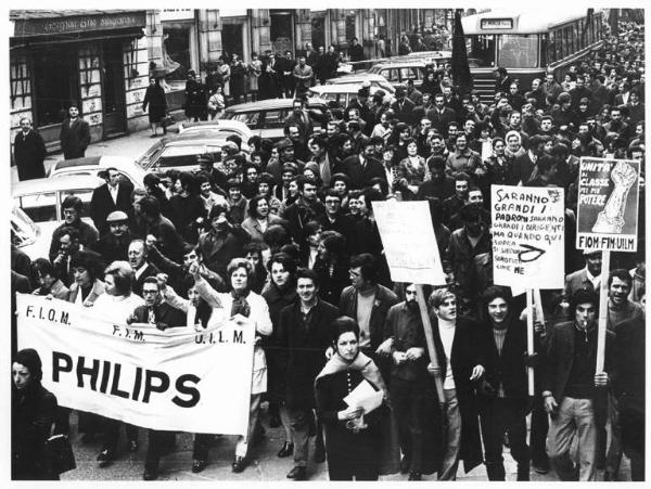 Sciopero dei lavoratori della zona di Monza in solidarietà con i lavoratori della Philips in lotta sulla piattaforma - Corteo - Spezzone lavoratrici della Philips - Striscione - Cartelli