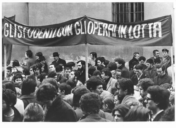 Sciopero dei lavoratori della zona di Monza in solidarietà con i lavoratori della Philips in lotta sulla piattaforma - Operai e studenti al comizio - Striscione