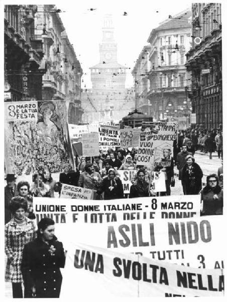 Sfilata 8 marzo per la giornata internazionale della donna - Corteo in via Dante - Donne con cartelli - Striscioni - Cartelli - Sullo sfondo il Castello Sforzesco