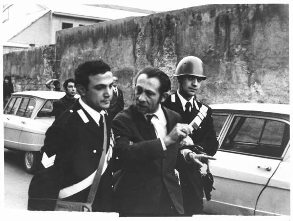 Arresto dell'operaio Livio Pratti della Sit Siemens da parte dei carabinieri - Due carabinieri tengono l'operaio