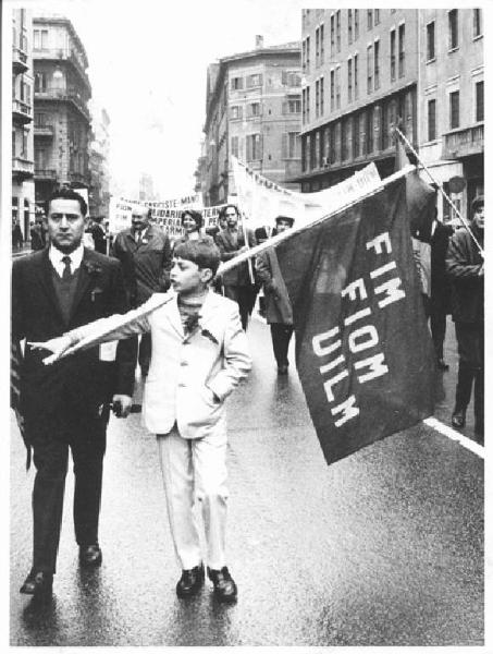 Manifestazione del primo maggio - Corteo dei lavoratori in corso Venezia - Particolare: ragazzo con bandiera Fim, Fiom, Uilm - Striscioni