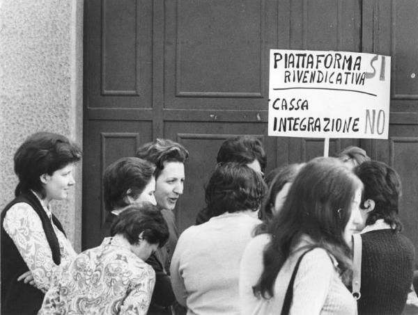 Sciopero delle lavoratrici della Condor per la piattaforma - Picchetto davanti al cancello della fabbrica - Operaie con cartello