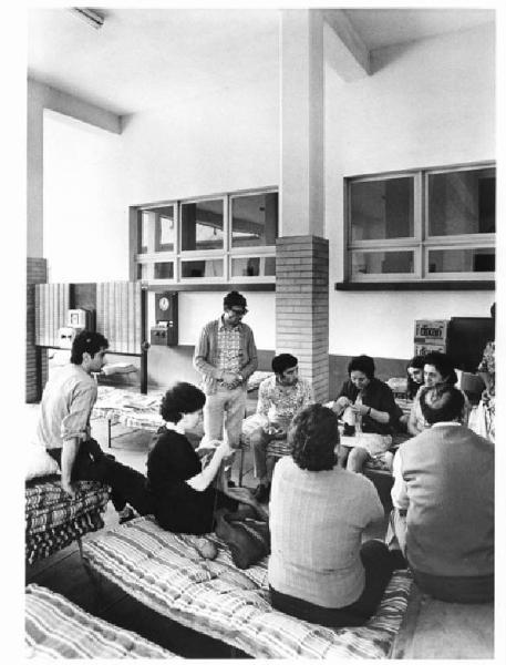 Siltal - Fabbrica occupata - Interno - Lavoratori discutono seduti su materassi