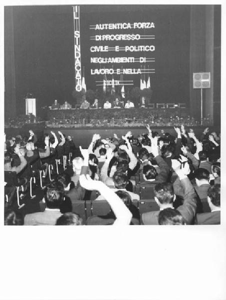 6 congresso provinciale Cisl - Interno - Panoramica sulla sala - Tavolo della presidenza - Platea - Votazione per alzata di mano - Parola d'ordine