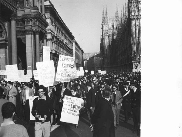 Studenti - Occupazione della Università Cattolica - Corteo in piazza del Duomo - Schieramento delle forze dell'ordine - Cartelli