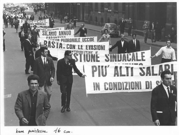 Festa dei lavoratori - Manifestazione del primo maggio - Corteo in corso Venezia - Striscioni