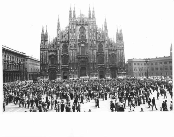 Festa dei lavoratori - Manifestazione del primo maggio - Piazza del Duomo - Comizio - Folla di manifestanti - Striscione - Il Duomo di Milano