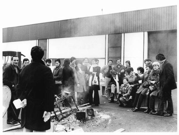 Picchetto dei lavoratori davanti ai cancelli della fabbrica Jaeger - Lavoratrici - Fuoco