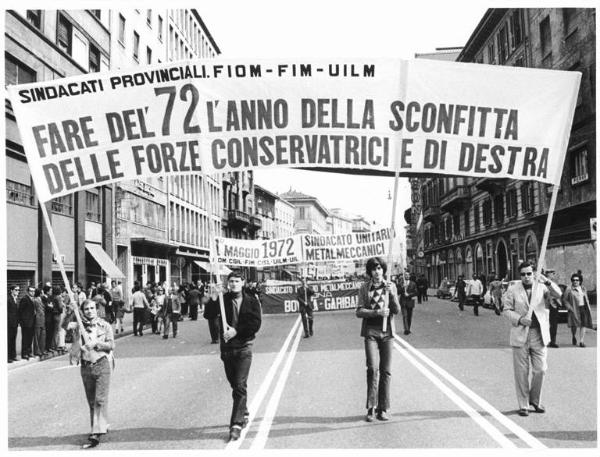 Manifestazione del primo maggio - Corteo dei lavoratori in Corso Venezia - Striscioni